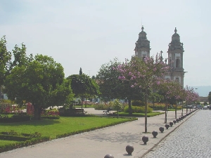 Vista da Praça da República, em Cabeceiras de Basto, Portugal. Foto: © Câmara Municipal do Concelho de Cabeceiras de Basto <http://cm-cabeceiras-basto.pt>.